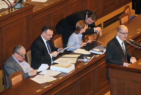 Pedseda SSD Bohuslav Sobotka hovoí na schzi Poslanecké snmovny. Za ním zleva ministr zahranií Karel Schwarzenberg, premiér Petr Neas, místopedsedkyn vlády Karolína Peake a pedseda Vcí veejných Radek John.