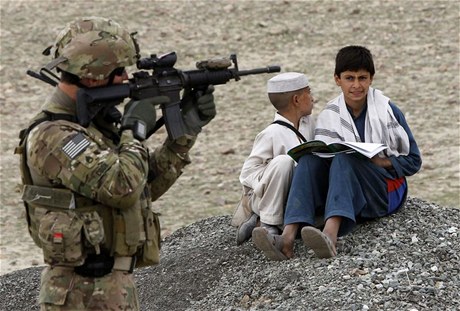Americký voják steí vládní budovu v afghánské provincii Langhmán