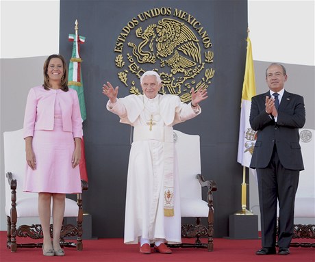 Pape v Mexiku s prezidentem Calderonem a první dámou