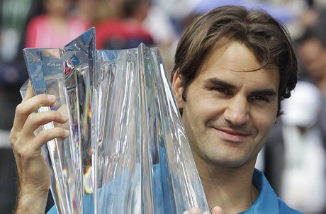 výcarský tenista Roger Federer s trofejí pro vítze turnaje v Indian Wells