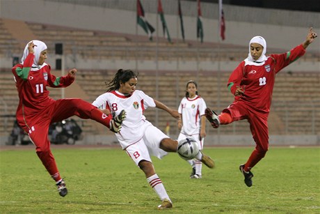 Íránské fotbalistky hrají v hidábech, tradiních muslimských átcích