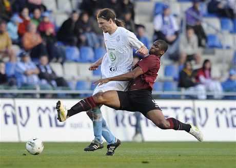 Mladá Boleslav - Sparta Praha. Adrian Rolko (vlevo) z Boleslavi a Léonard Kweuke ze Sparty