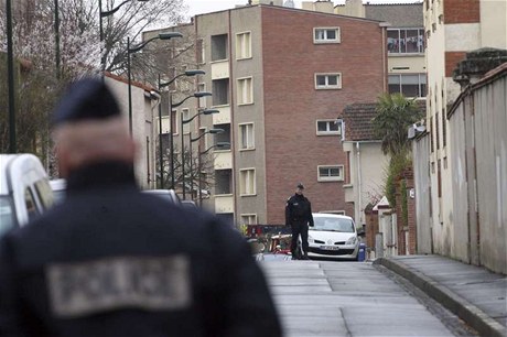 Policisté ped domem, kde se Merah zabarikádoval a z jeho okna vyskoil.