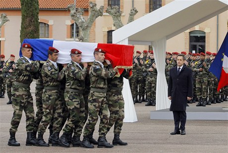 Nicolas Sarkozy na pohbu voják, které zabil Mohamed Merah