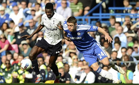 Gary Cahill z Chelsea (vpravo) a Emmanuel Adebayor z Tottenhamu (vlevo)