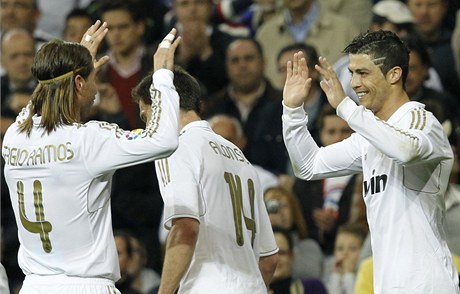 Ronaldo (vpravo) oslavuje branku se spoluhrái