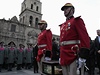 Písluníci bolivijské armády nesou rakev s vlajkou jako symbol války 