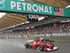 Na cílové rovince spolu svádí souboj Fernando Alonso a Sebastian Vettel.