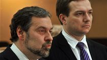 Předseda Věcí veřejných Radek John a poslanec za VV Michal Babák hovoří během schůze Poslanecké sněmovny. | na serveru Lidovky.cz | aktuální zprávy