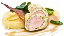 Králičí hřbet balený v mousseline s fava fazolkami a bramborovým pyré z restaurace Fluidum. | na serveru Lidovky.cz | aktuální zprávy