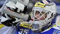 Šestý zápas čtvrtfinále play off hokejové extraligy Kometa Brno - Sparta Praha. Brněnský gólman Jiří Trvaj se osvěžuje u střídačky během přerušení zápasu | na serveru Lidovky.cz | aktuální zprávy