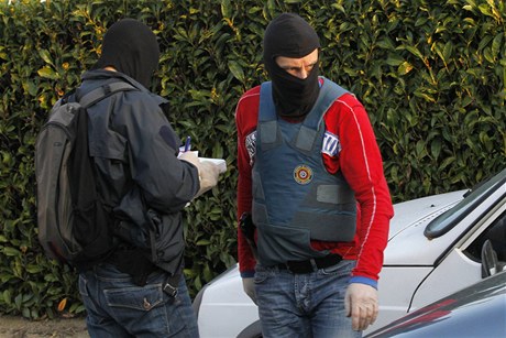 Francouzská policie pi razii na islamisty.