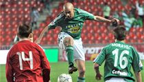 Zleva Daniel Bartl ze Žižkova a Lukáš Hartig a Jan Moravec, oba z Bohemians | na serveru Lidovky.cz | aktuální zprávy