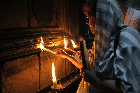 Jeruzalém. Turisté zapalují svíky u chrámu Boího hrobu.