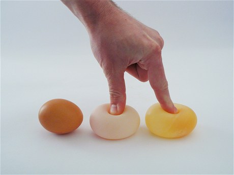 Pipravte velikononím koledníkm netradiní pekvapení: skákající slepií vejce.