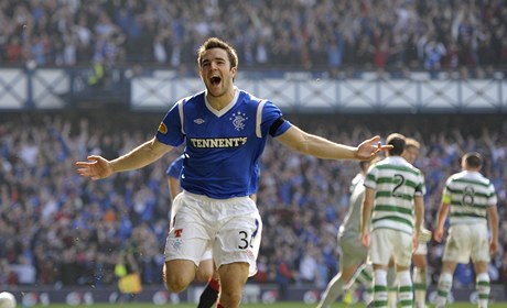 Fotbalista Glasgow Rangers Andrew Little slaví vítzství