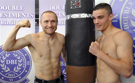 Boxei Luká Konený a Francouz Salim Larbi (vpravo) pózují ped tvrtením zápasem o titul prozatímního profesionálního mistra svta organizace WBO v lehké stední váze