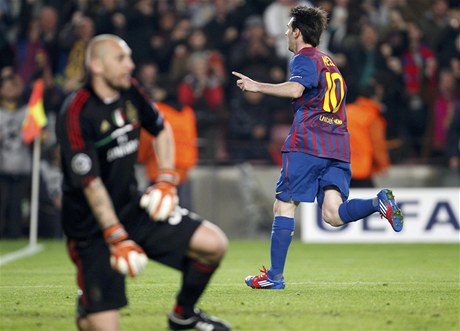 Barcelonský tírek Lionel Messi stílí rekordní trnáctý gól v jedné sezon Ligy mistr, branká AC Milán Christian Abbiati penaltu nechytil