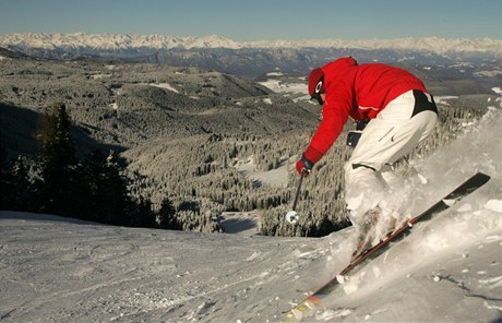 Kadá zapjená lye nebo snowboard projdou pravidelnou servisní prohlídkou.