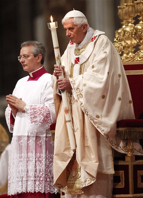 Pape pi velikononí vigilii v bazilice sv. Petra v ím