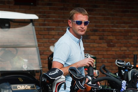 Roman Janouek se chystá na golf, kterého se zúastnili návtvníci Mezinárodního filmového festivalu v Karlových Varech (léto 2010).