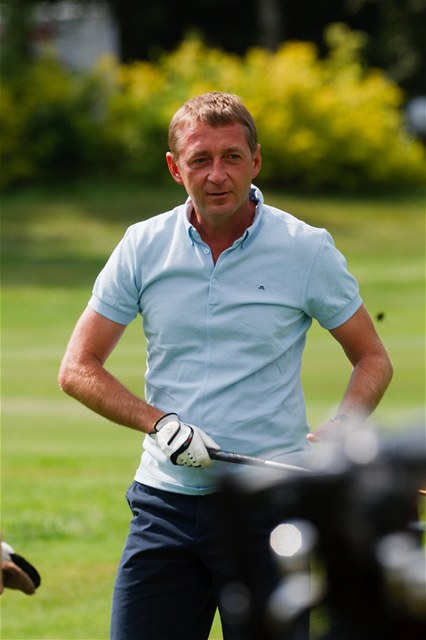 Praský kmotr Roman Janouek na golfu.