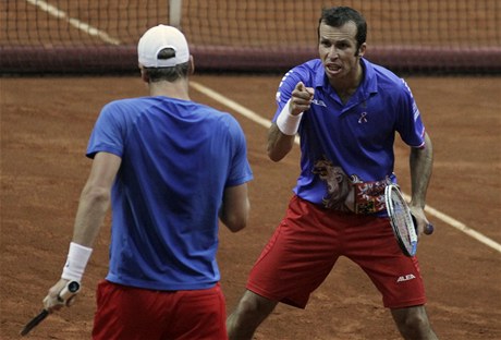 Tomá Berdych (zády) a Radek tpánek