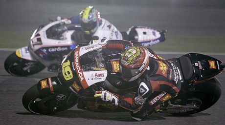 Karel Abraham (v pozadí) a Alvaro Bautista