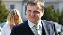 Vít Bárta míří k soudu, v pozadí jeho manželka Kateřina Klasnová | na serveru Lidovky.cz | aktuální zprávy