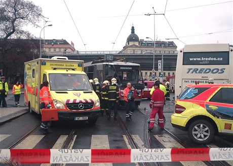 Na Florenci se srazila tramvaj s autobusem