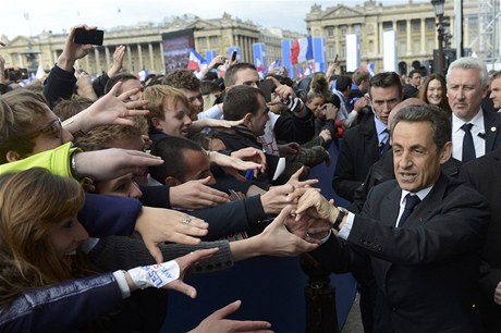 Sarkozy si nejdíve potásal s píznivci s drahými hodinkami na ruce.