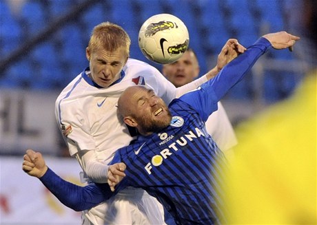 Baník Ostrava - Slovan Liberec. Michal Frydrych (vlevo) z Baníku a Jií tajner z Liberce