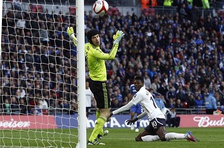 Branká Chelsea Petr ech (vlevo) sleduje stelu útoníka Tottenhamu Emmanuela Adebayora, která se otela o ty 