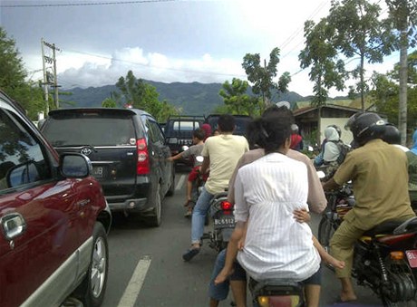 Lidé v Acehu prchají do kopc.