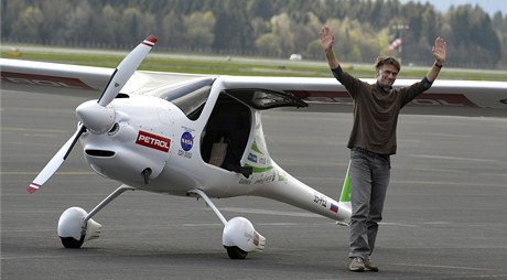 Slovinský pilot Matev Lenari obletl svt v ultralehkém letadle.