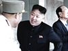 Po projevu se Kim ong-un uvolnil, usmíval se a ertoval s generály na pódiu