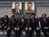 Severokojeci sedí ped obrayz zakladatele Kim Ir-sena a jeho pokraovatele Kim ong-ila