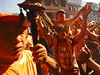 Na vku nezáleí. V Nepálu slaví dosplí i dti.