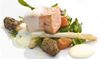 Bílý chřest s čerstvými smrži a lososem. | na serveru Lidovky.cz | aktuální zprávy