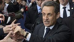 Sarkozy si nejdíve potásal s píznivci s drahými hodinkami na ruce.