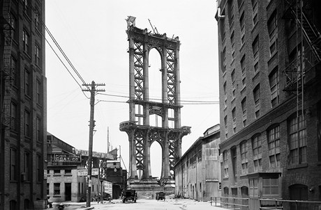 Na fotografii je rozestavný pilí Manhattanského mostu, který byl dokonen v roce 1909.