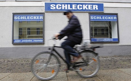 Cyklista míjí zavenou drogerii Schlecker v Berlín