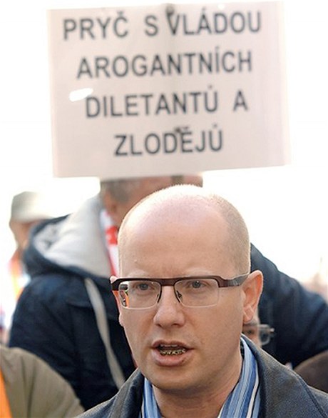 Bohuslav Sobotka na protivládní demonstraci 21. dubna 2012.