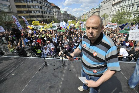 Pedseda MKOS Jaroslav Zavadil na protivládní demonstraci.