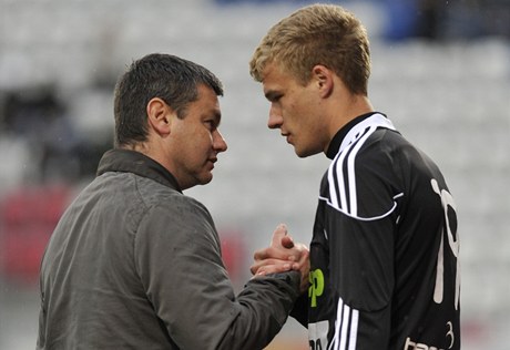 Trenér fotbalist Píbrami David Vavruka (vlevo) hovoí se svým svencem Lukáem Brotánkem