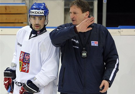 Trenér eské hokejové reprezentace Alois Hadamczik (vpravo) hovoí s Tomáem Plekancem 