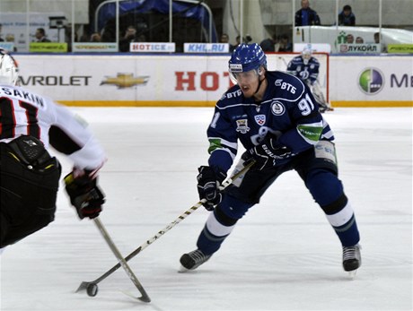 Finále play off KHL, 4. zápas Dynamo Moskva - Omsk. eský útoník Dynama Marek Kvapil