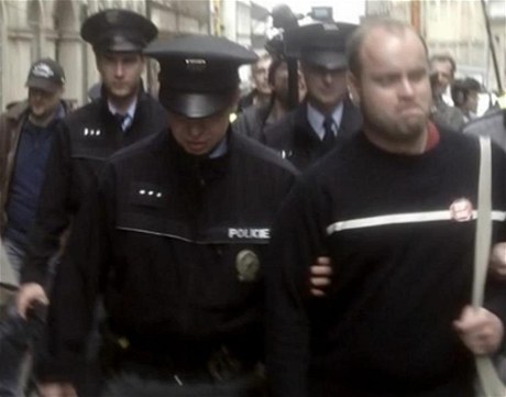 Roman Smetana (vpravo) se vzdal policii.