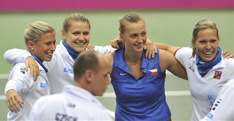 Zleva Andrea Hlaváková, Lucie afáová, Petra Kvitová a Lucie Hradecká se radují z postupu do finále Fed Cupu