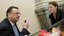 Premiér Petr Nečas hovoří s Karolinou Peake (VV) před jednání vlády. | na serveru Lidovky.cz | aktuální zprávy